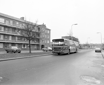 881477 Afbeelding van een autobus van het G.V.U. op de Jan van Zutphenlaan te Utrecht.